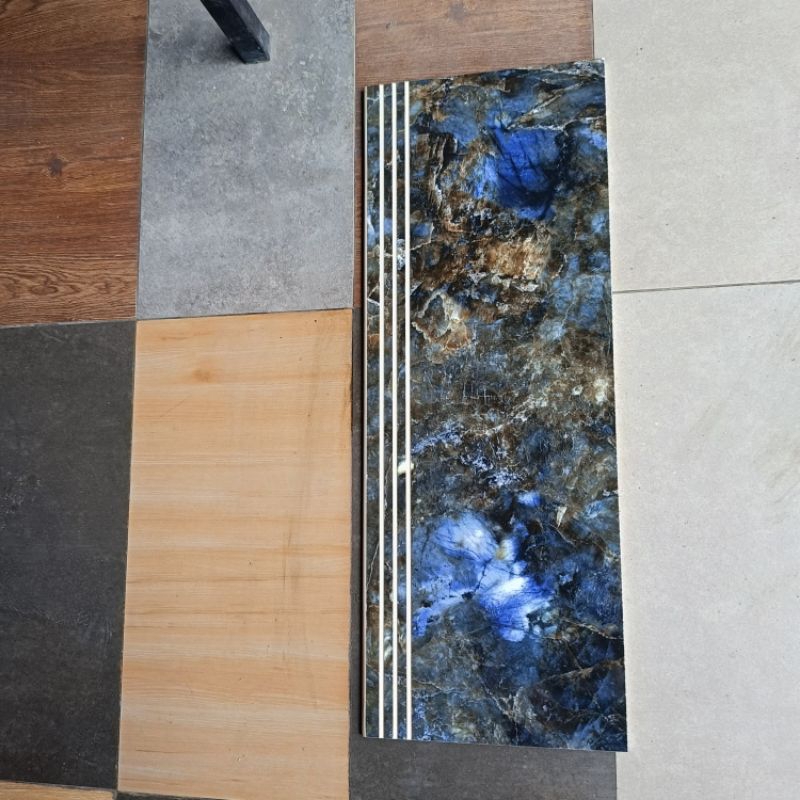 Granit tangga 30x80 motif marmer platinum