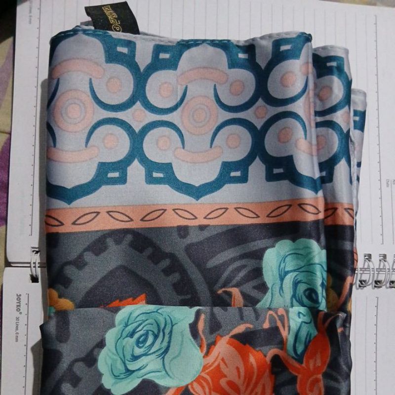 PRELOVED Hijab segiempat Motif bunga hijau tosca grey baha semi Sutra 100×100