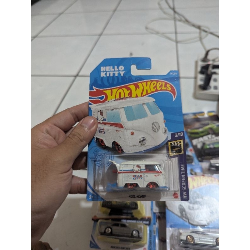 HOT WHEELS KOOL KOMBI HELLO KITTY REGULER