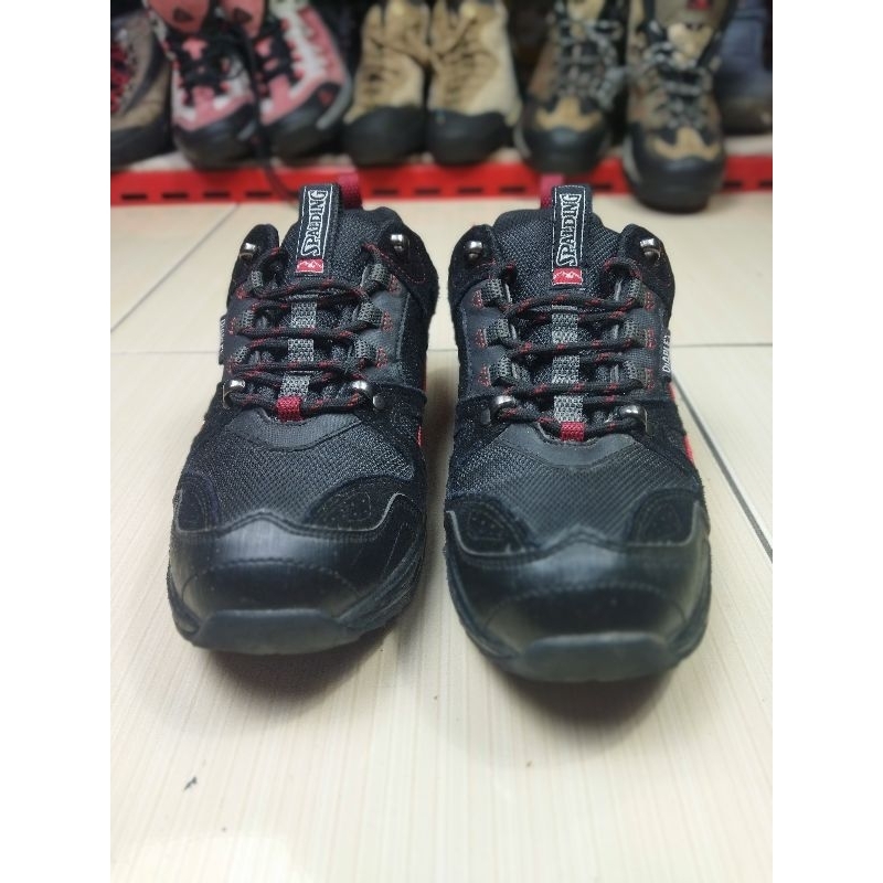 Sepatu Outdoor Spalding Size 40 (250)