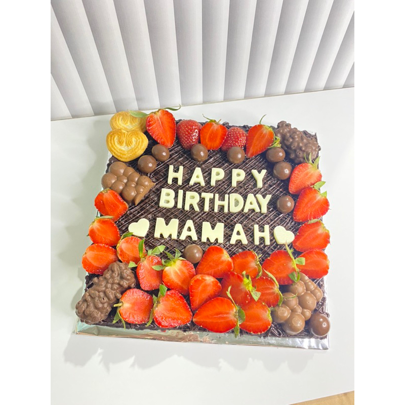 

Brownies Birthday Full Strawberry size 20x20cm FREE LILIN