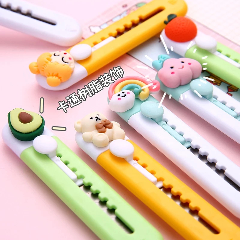 

Cutter Karakter Lucu - Cutter Travelling Karakter Lucu - Cutter Mini Karakter Lucu - Pisau Silet Karakter Lucu