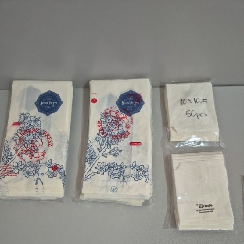 

Paper bag 10 x 10,5 cm dan 13 x 26,5 cm