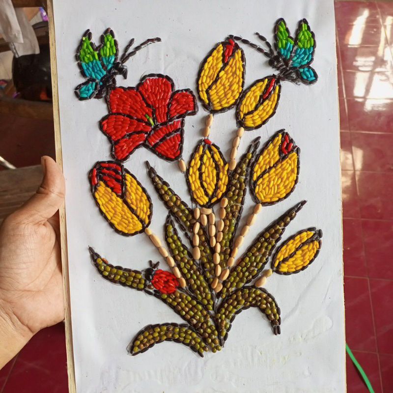 Kolase Bunga Tulip Dari Biji-Bijian
