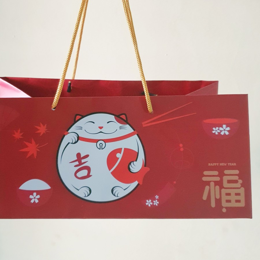

Paperbag Motif Edisi Imlek Lucky Cat Material Art Carton 31x19x13 cm