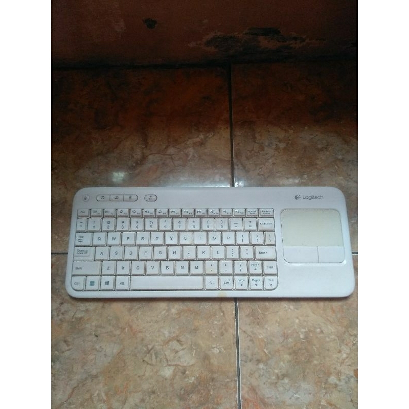 keyboard dan mouse Logitech wireless K400r kondisi masih berfungsi normal bekas pemakaian