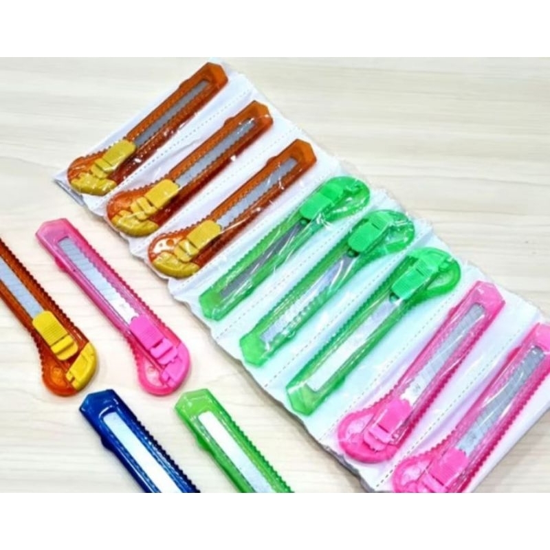 

1 Pcs Cutter Plastik Besar Warna Campur Bening Butek Doff / Cutter Renteng Tajam Berhati-hati atau handphone bila beruntung