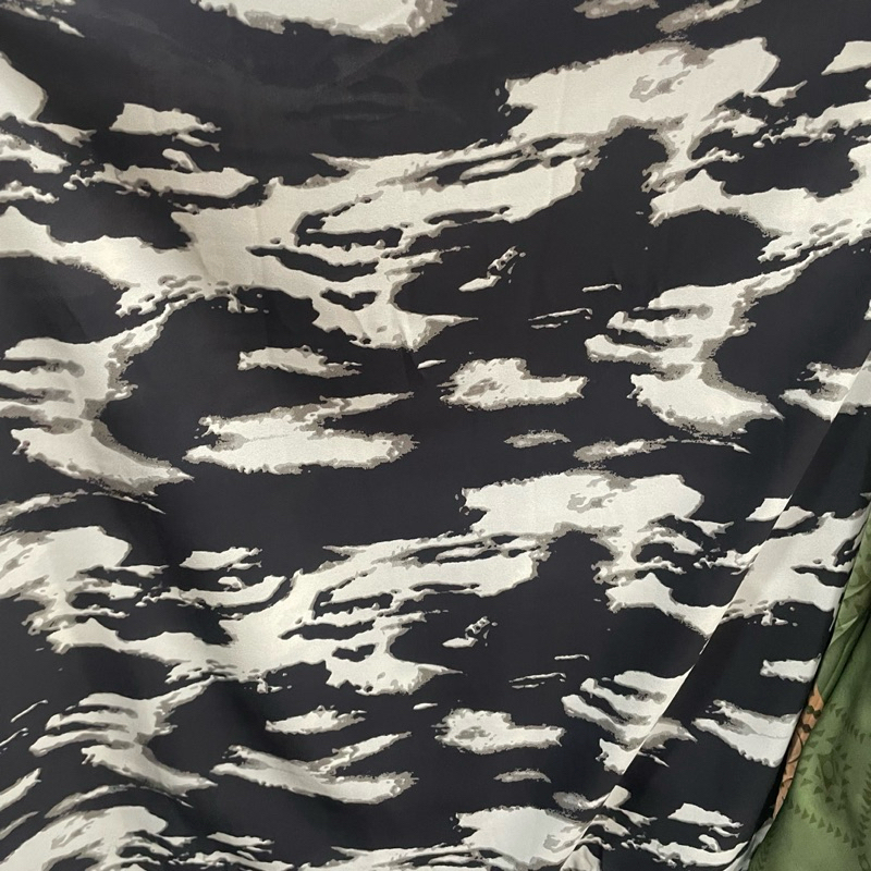 kain silk sutra motif abstrak premium - kain satin sutra - kain silk luxury - kain silk style premiu