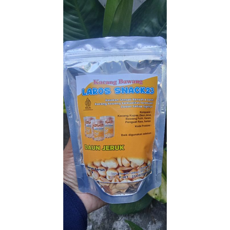 

Kacang Bawang premium LarosSnack23 kemasan ekonomis Daun jeruk 90gram
