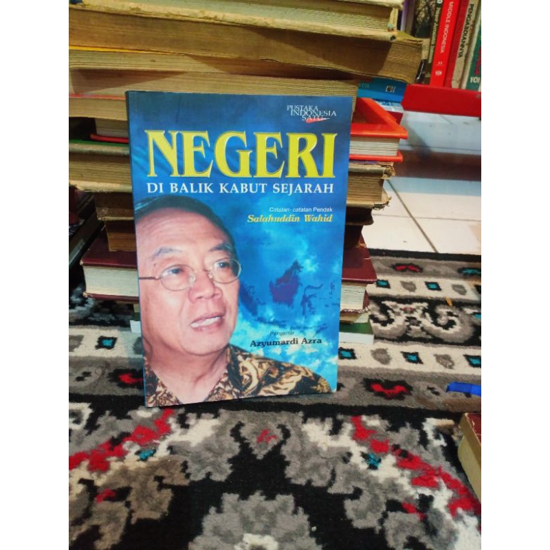 Negeri di balik kabut sejarah