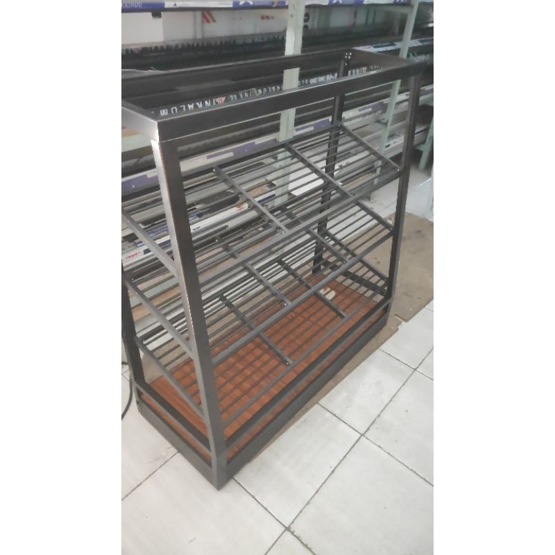 Etalase rak display kue basah, roti, cake.