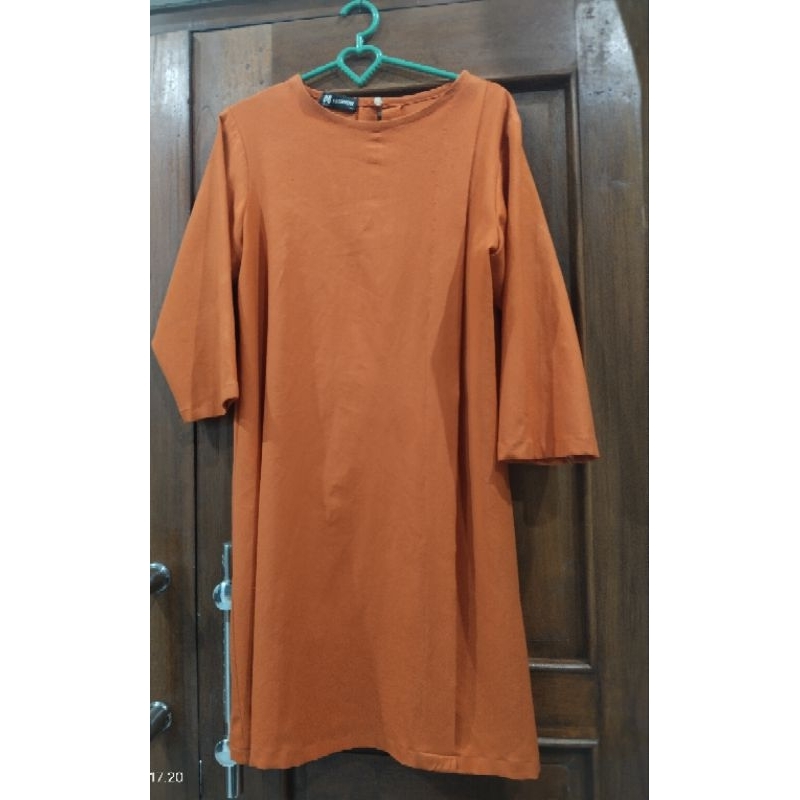 preloved tunik warna orange,bahan kaos melar,merk DS fashion size S(beli di toko busana muslim Karit