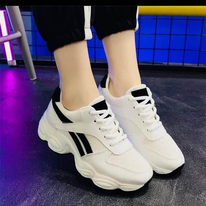 Sepatu Kets Wanita Putih & Hitam
