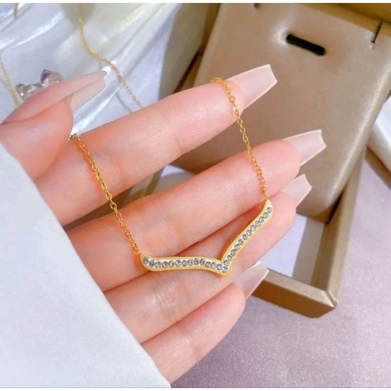 KALUNG TITANIUM FASHION WANITA MOTIF HURUF V