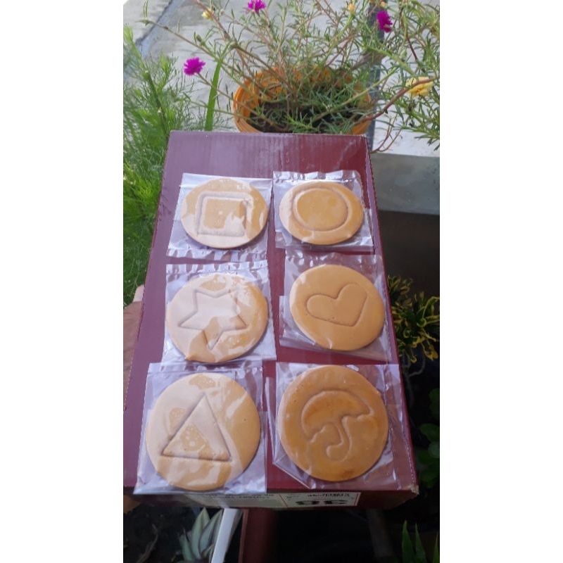 

PERMEN DALGONA SANDY SQUID GAME SATU PAK ISI 10 PCS