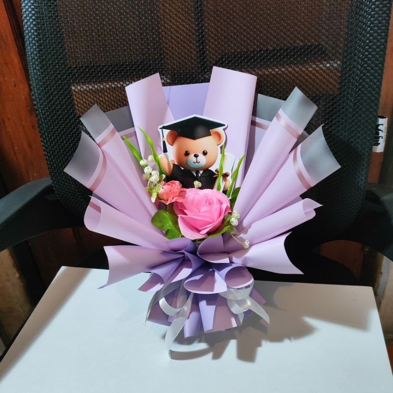 

Buket Wisuda mini / Buket mini ±30cm / Buket Toper Kertas Wisuda / Buket mini wisuda / Buket wisuda TK / buket wisuda bestie / hadiah wisuda / kado wisuda TK / kado wisuda dewasa / buket Silverqueen