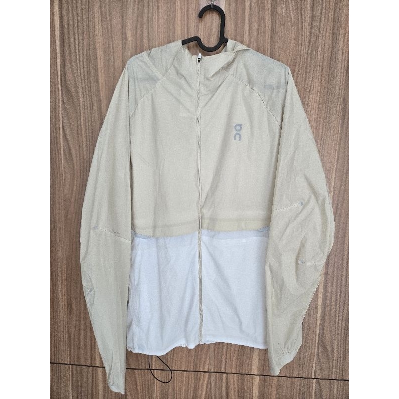On Cloud Running Core Jacket warna Sand White dijamin Asli dan Original On Cloud Running Jacket