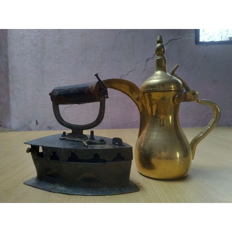 Setrika Arang & Teko Kuningan Asli Barang Antik