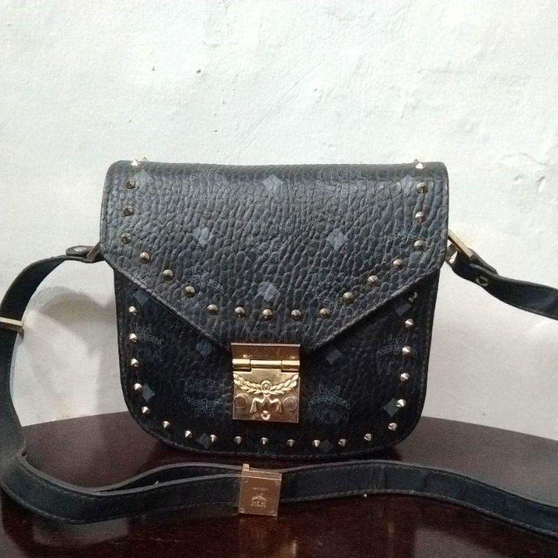 tas preloved / second sling bag mcm warna hitam