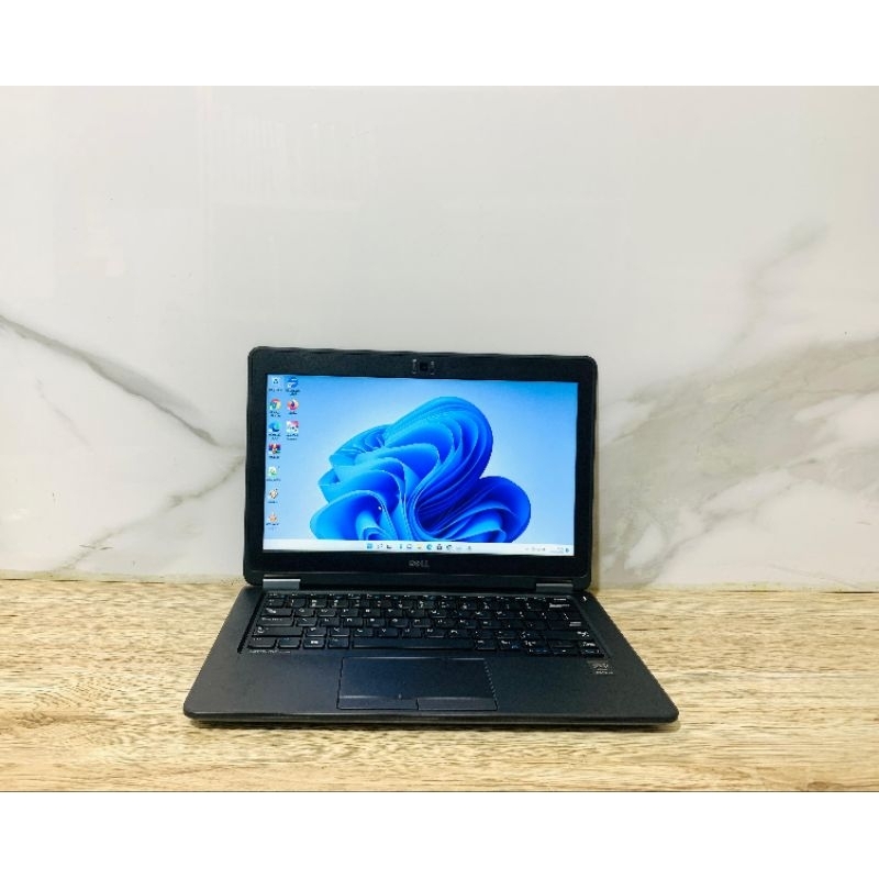 Dell latitude E7250 Intel core i7 gen 5 Ram 8gb SSD no 256gb