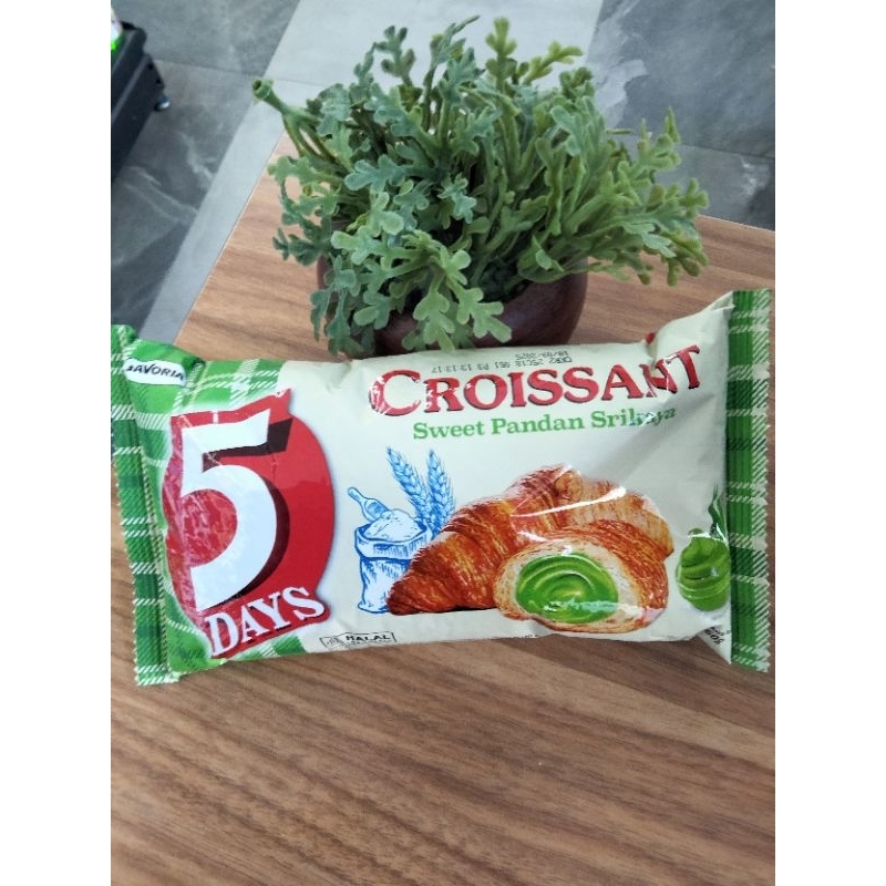 

5 days croissant sweet pandan srikaya 60g