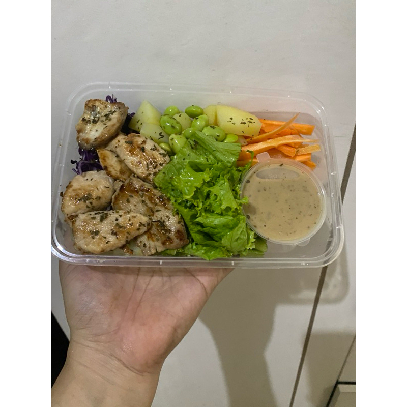 

salad sayur dengan isian ayam grill