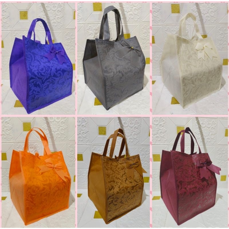 

TAS HAJATAN SPUNBOND PITA EMBOS NEW UKURAN 22 X 22.TAS KOTAK NASI/TAS PARSEL/TAS SOUVENIR/TAS ULTAH/GOODIE BAG