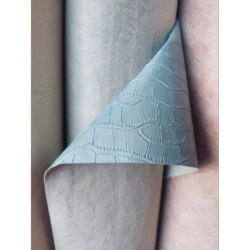 Kain Kulit Sintetis Motif Buaya – Bahan PU Leather Premium untuk Tas / Dompet / Sabuk