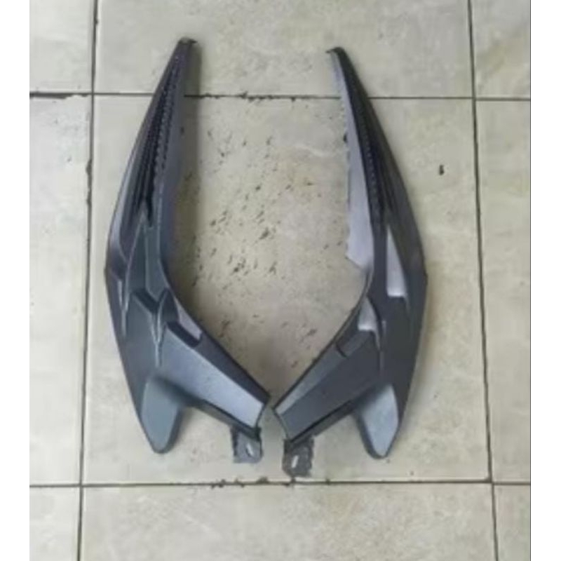 COVER SAMBUNGAN BODY BELAKANG KANAN KIRI XEON GT125 COPOTAN ORIGINAL