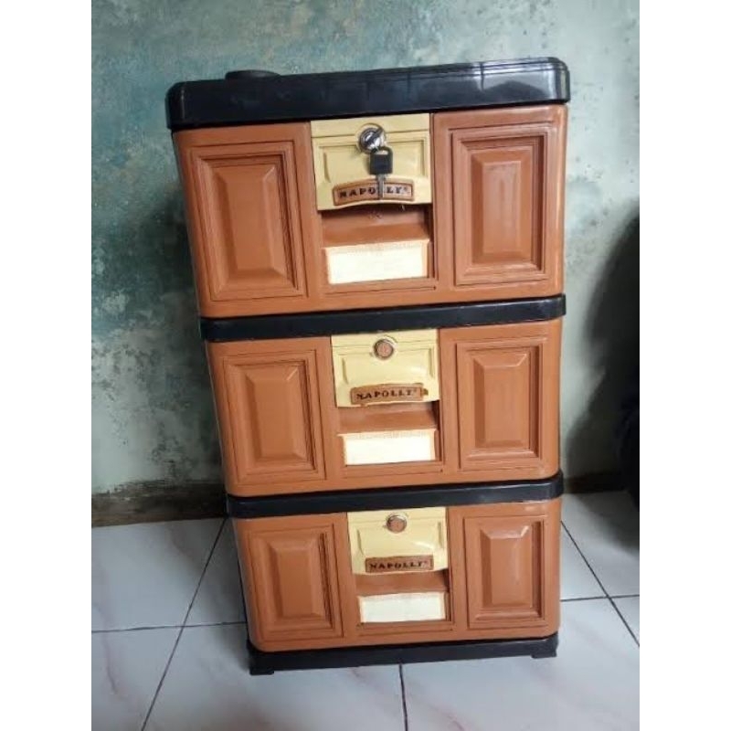 lemari plastik bekas