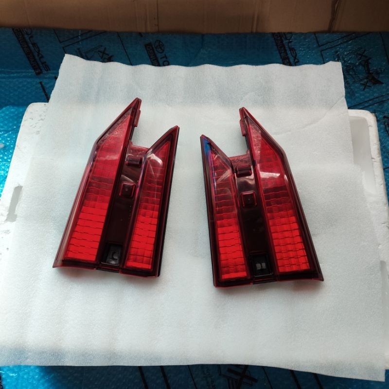 Reflektor Lampu Bagasi Mobil Avanza Veloz / Xenia 2019 2020 Sepasang Original