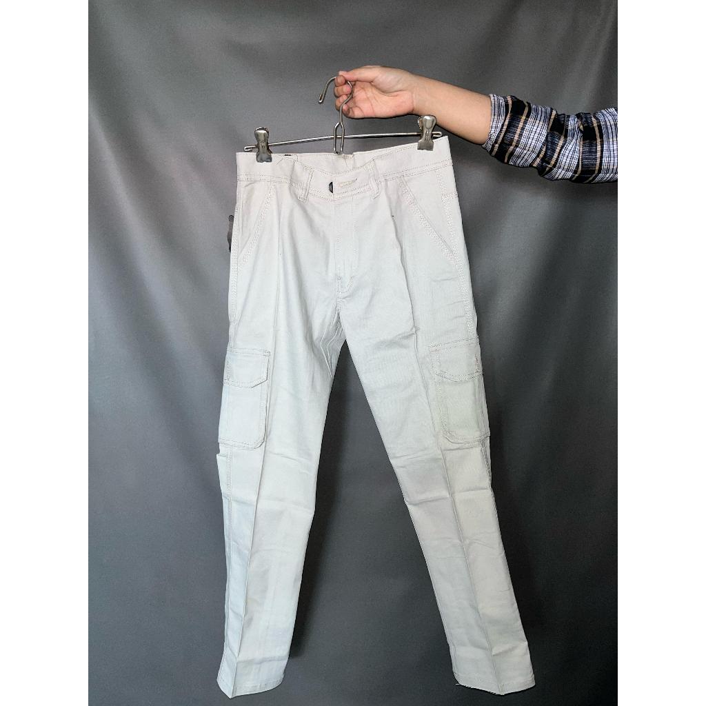 Celana panjang cargo pria warna putih tulang