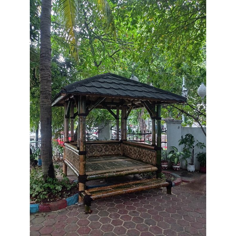 Gazebo bambu minimalis atap genteng metal pasir warna hitam ukuran 2x2 meter, siap pasang