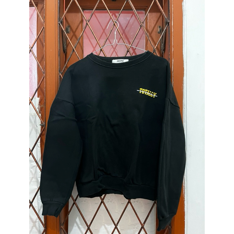 preloved sweater hitam jackpot