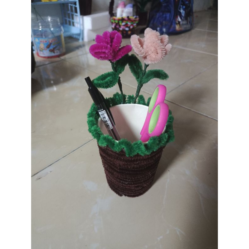 

Tempat pencil kawat bulu