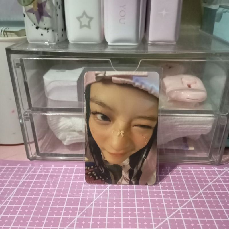 photocard official Hanni wink (wajib baca desk)