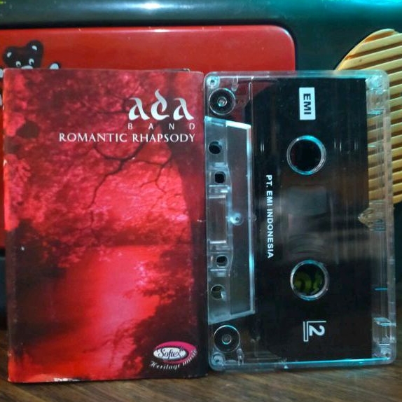 Kaset pita ada band Romantic rhapsody