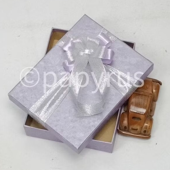 

PAPYRUS 17,5x22,5 Tinggi 5cm Kotak Kado Gift Box Hadiah V3