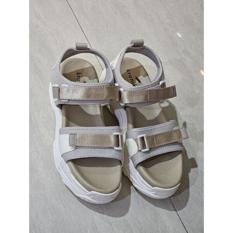 Sepatu sandal Kronikel size 40