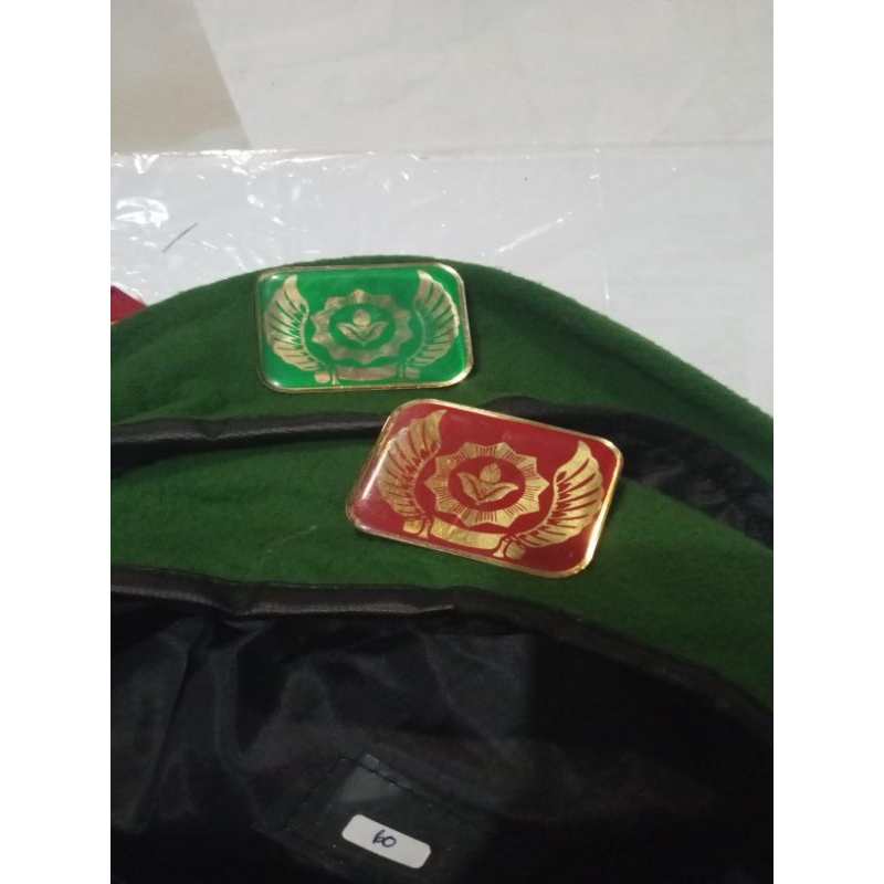 baret HW hijau plus tanda baret