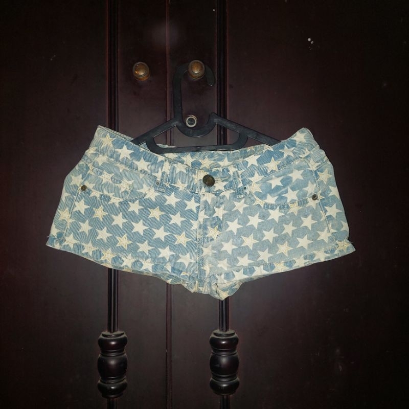 Preloved Celana Pendek Mouth Valley