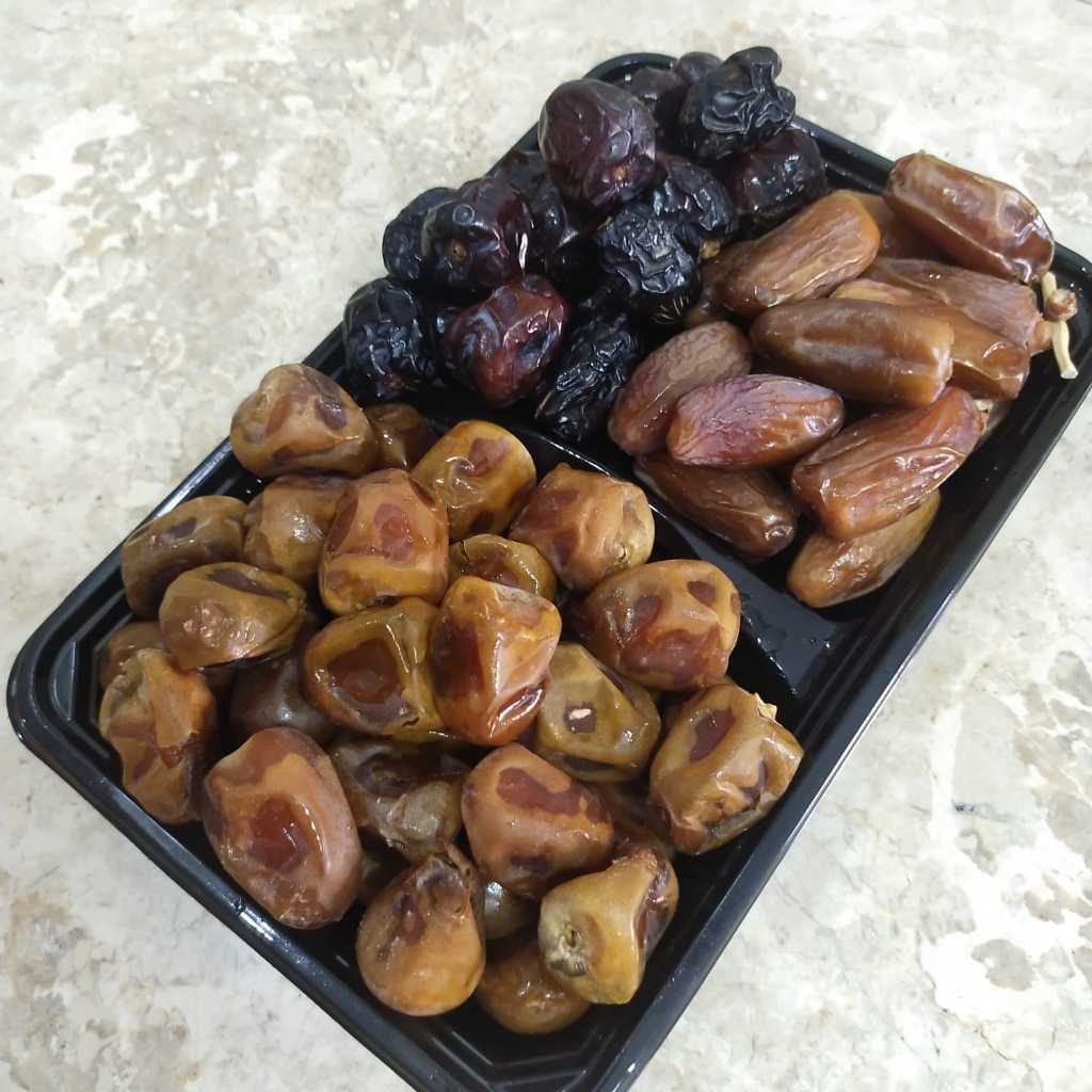 

Paket Mix 3 Kurma Ajwa Madinah, Sukari dan Tunisia Madu Kemasan 500 gram Fresh Stok Terbaru EXP Masih lama