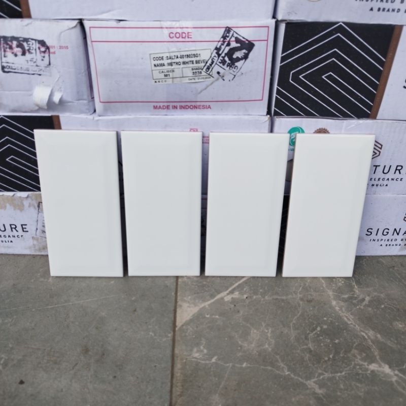 keramik dinding Glosy White Subway Bevel UK 10×20 Mulia