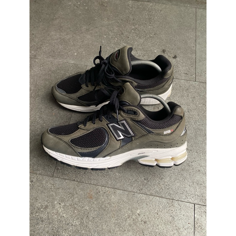 Sepatu NB 2002R dark grey