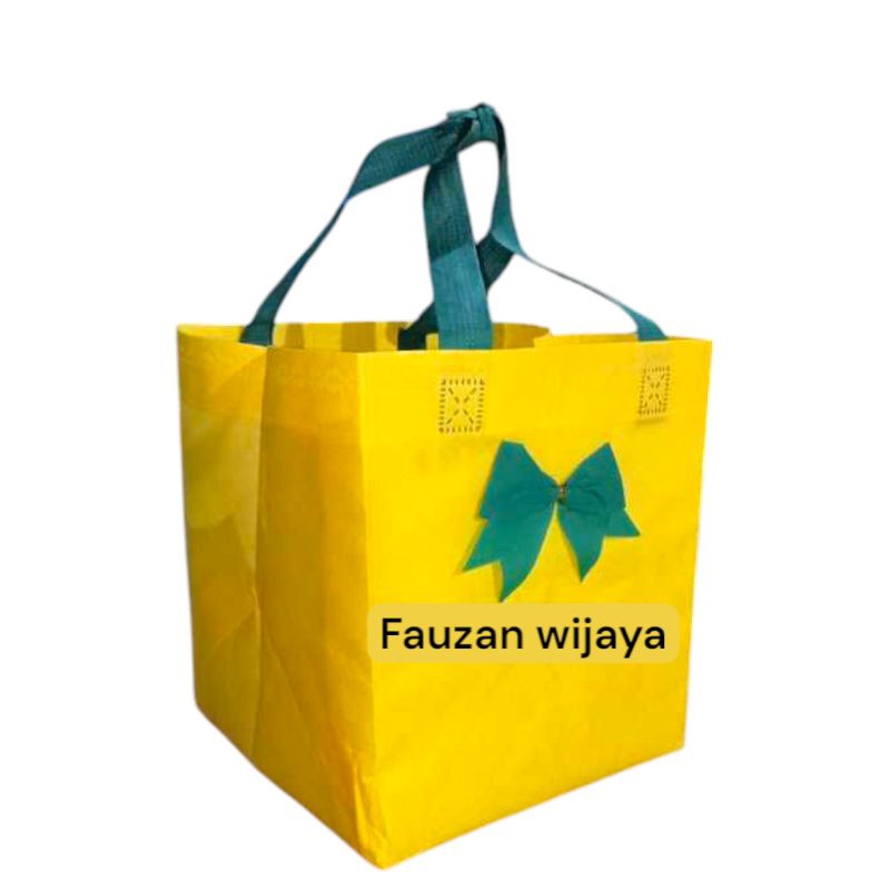 

Goodiebag Tas kain spunbond box pita uk 22x22 isi 12pcs