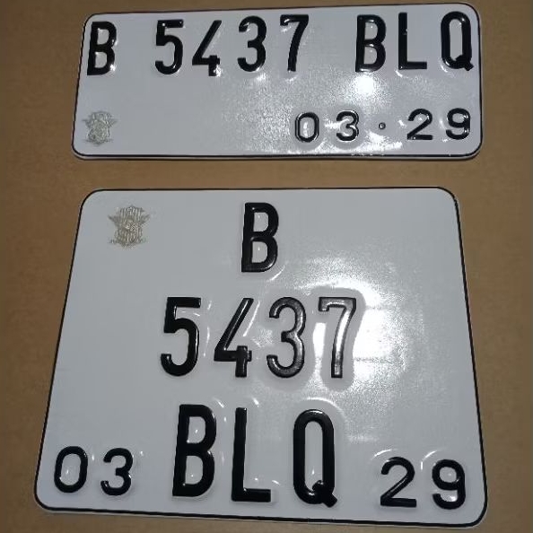 Plat nomor vespa berlapis buat tanam plat putih font lama berlogo korlantas polri sepasang 2pcs