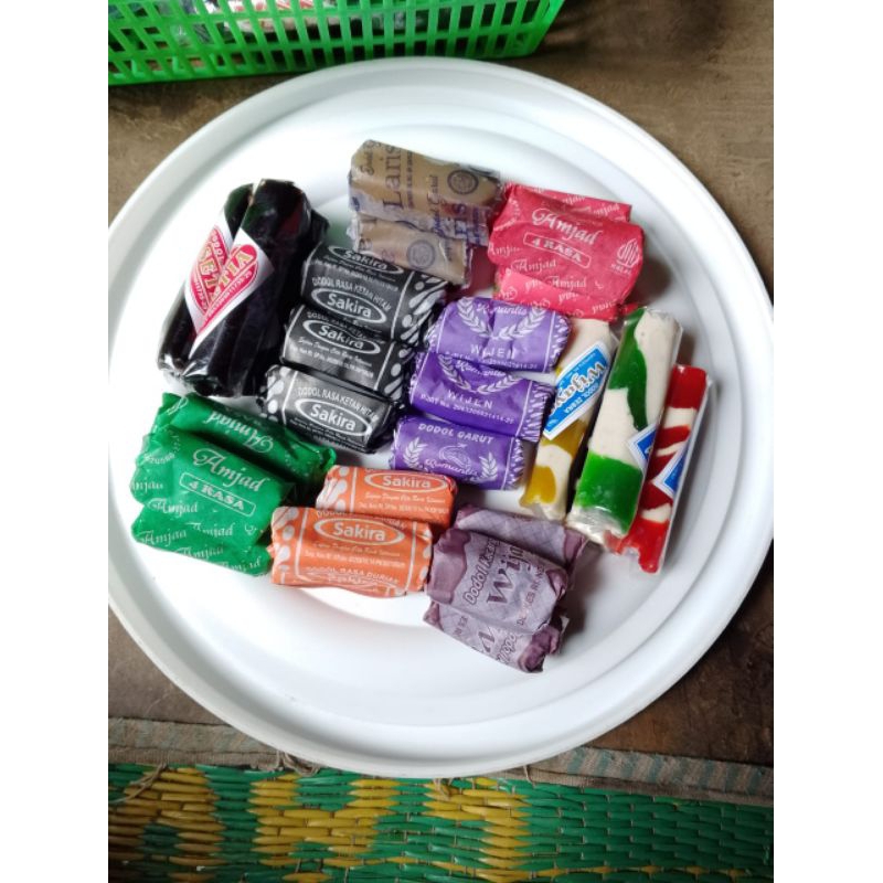 

Dodol Garut 1kg rasa variasi atau mix oleh oleh/ makanan khas Daerah Garut Gunung Cikuray#