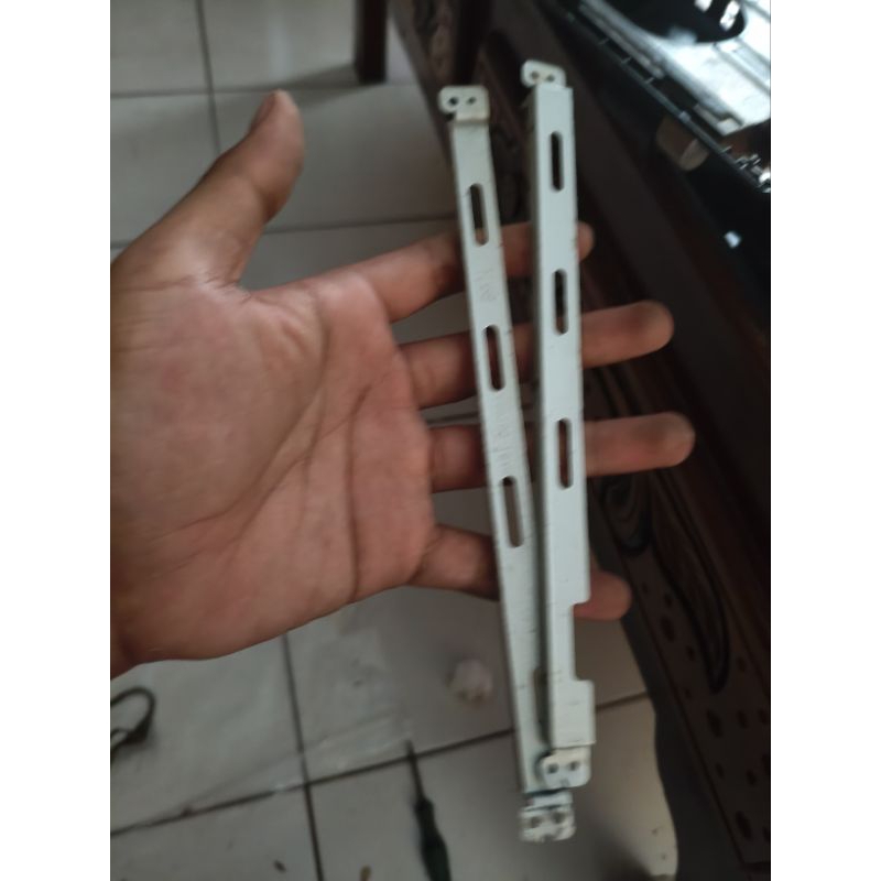 dudukan lcd Samsung rv408 ori