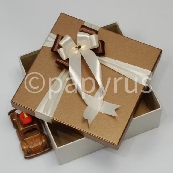 

PAPYRUS Kombinasi 25x25 Tinggi 10cm Kotak Kado Gift Box Hadiah V1