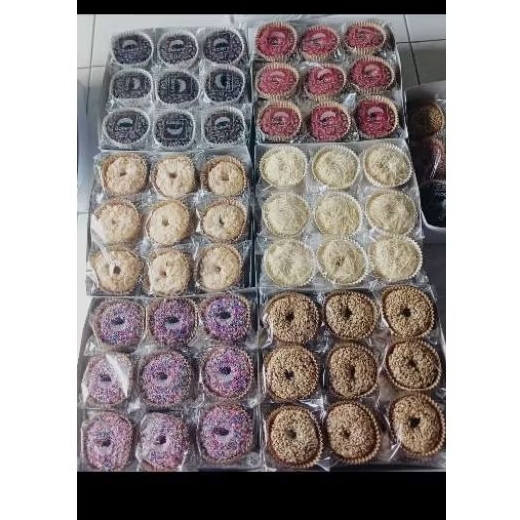 

Donat Kentang with Topping di jual per pcs @5000 minimal order 6 pcs